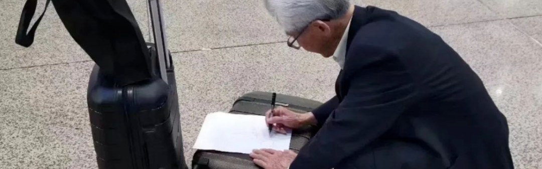 一个连“院士”都得在高铁站“席地画图”的行业，还有什么前途？